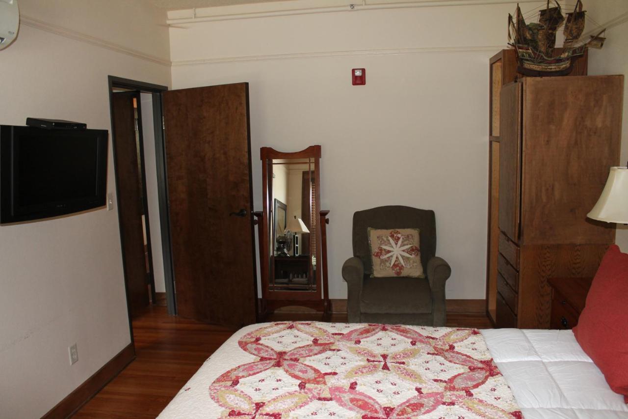Iowa House Historic Inn Еймс Екстериор снимка