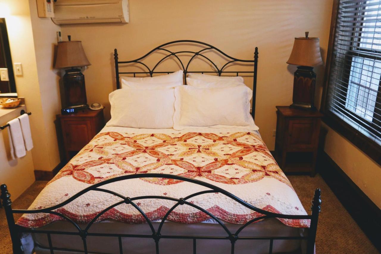 Iowa House Historic Inn Еймс Екстериор снимка