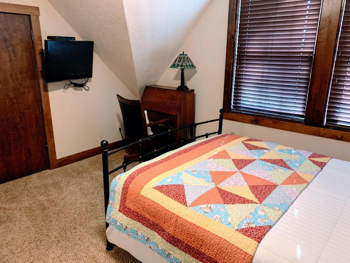 Iowa House Historic Inn Еймс Екстериор снимка