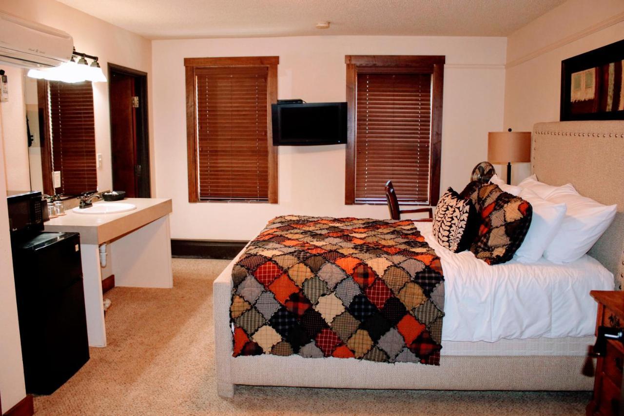 Iowa House Historic Inn Еймс Екстериор снимка